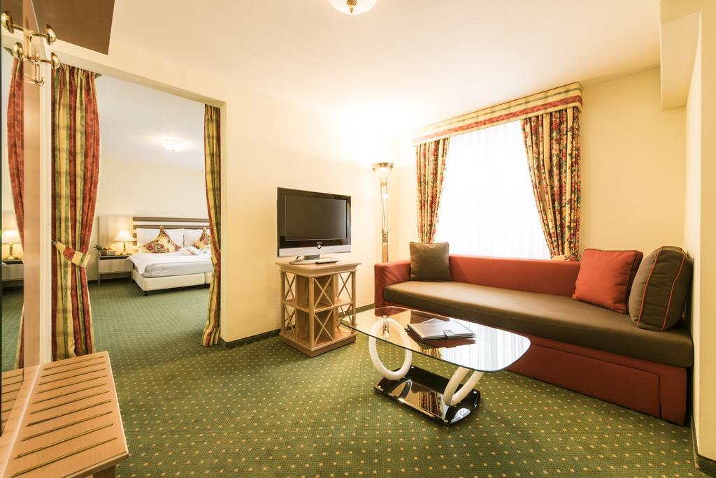 Posthotel Holiday Villa Arosa Buitenkant foto